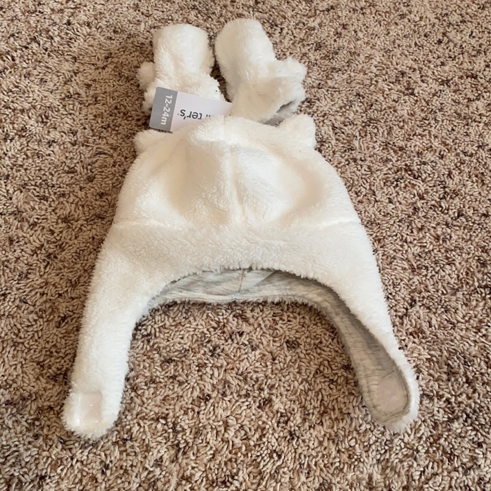 NWT Carter’s brand 12-24 month size baby hat & mittens
